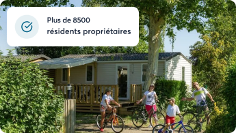 Famille devant leur mobil-home dans un camping