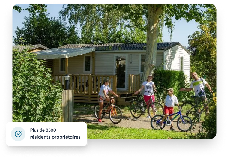 Famille devant leur mobil-home dans un camping